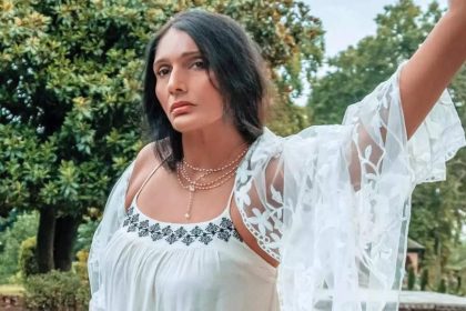 Anu Aggarwal debunks cosmetic surgery claims: '100 per cent natural hai yeh shakal' | Hindi Movie News