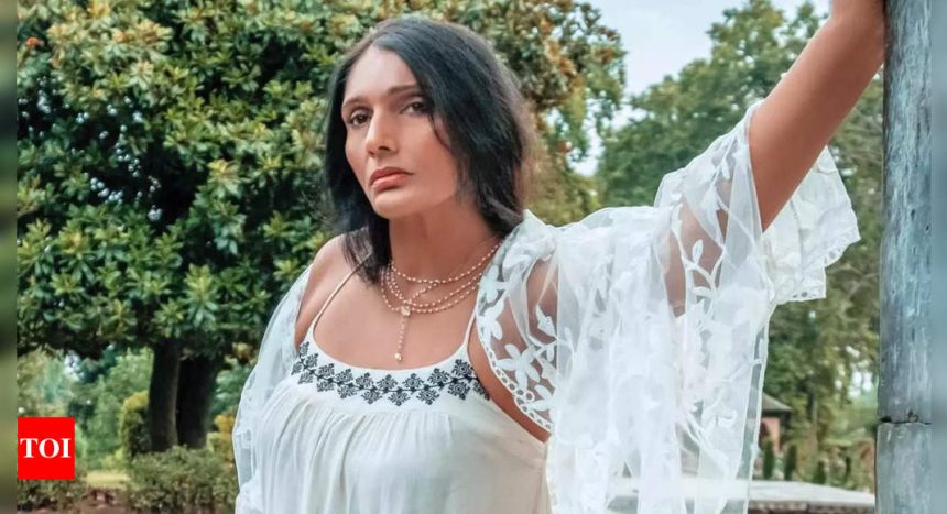 Anu Aggarwal debunks cosmetic surgery claims: '100 per cent natural hai yeh shakal' | Hindi Movie News