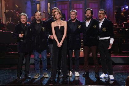 Kristen Wiig Welcomed to SNL Five-Timers Club By Ryan Gosling, Paul Rudd