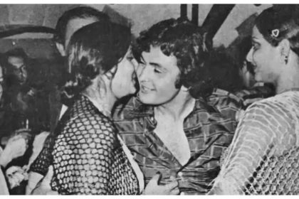 Rekha adorably looks at Rishi Kapoor as Neetu Kapoor gives him a peck on cheek in old UNSEEN photo |