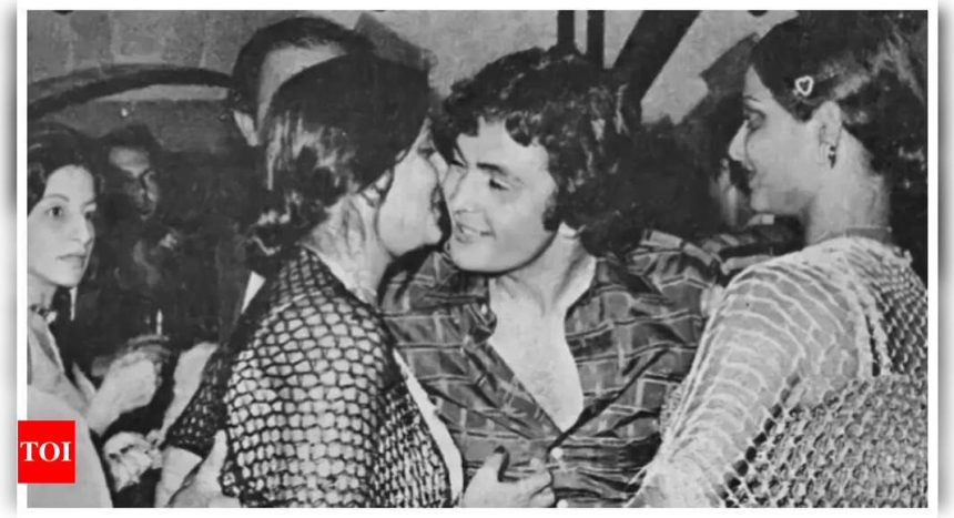 Rekha adorably looks at Rishi Kapoor as Neetu Kapoor gives him a peck on cheek in old UNSEEN photo |