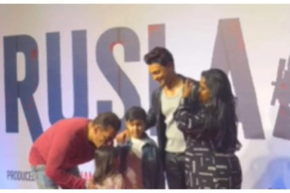 Salman Khan kisses his cuties Ahil and Ayat as he joins Arpita Khan and Aayush Sharma at 'Ruslaan' premiere - Watch | Hindi Movie News