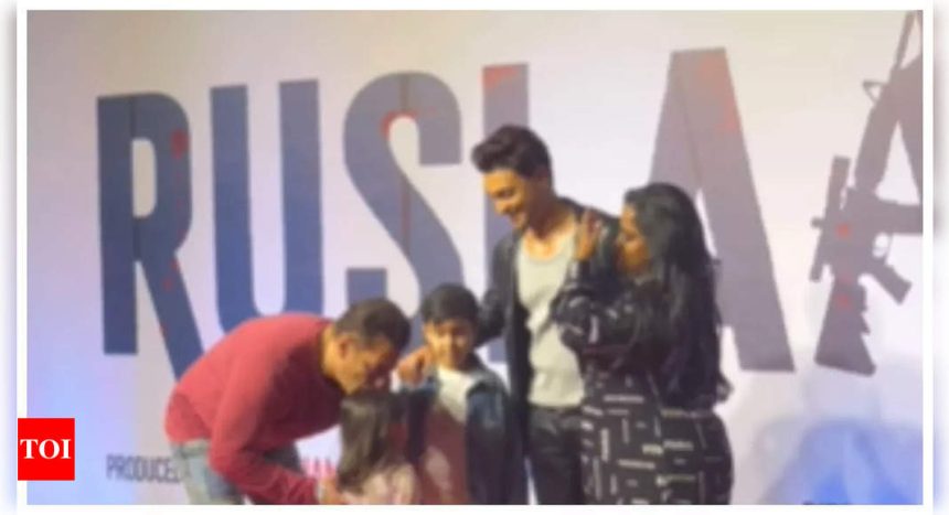 Salman Khan kisses his cuties Ahil and Ayat as he joins Arpita Khan and Aayush Sharma at 'Ruslaan' premiere - Watch | Hindi Movie News