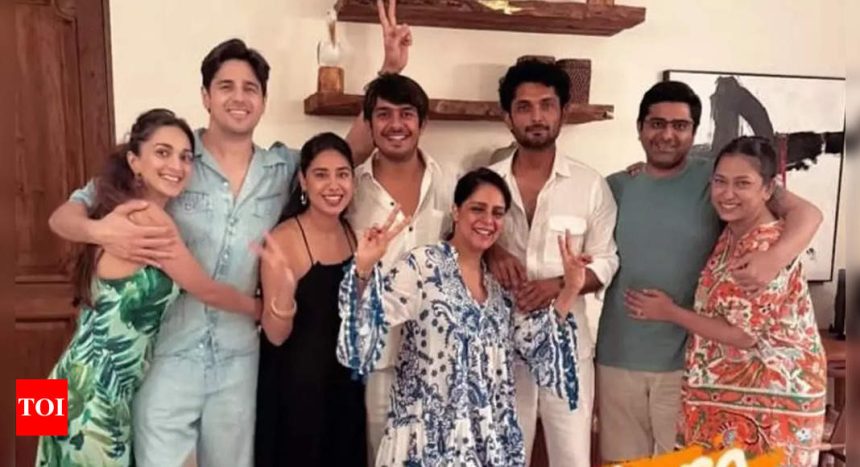 Sidharth Malhotra and Kiara Advani pose happily with friends as they enjoy their vacation in Goa | Hindi Movie News