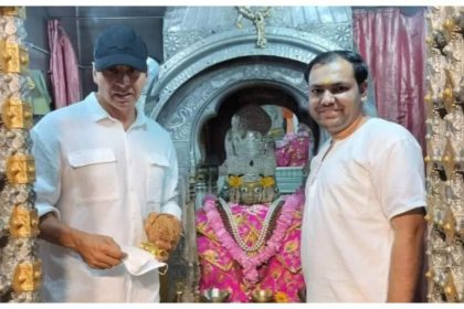 Akshay seeks blessings at Pushkar's Brahma temple