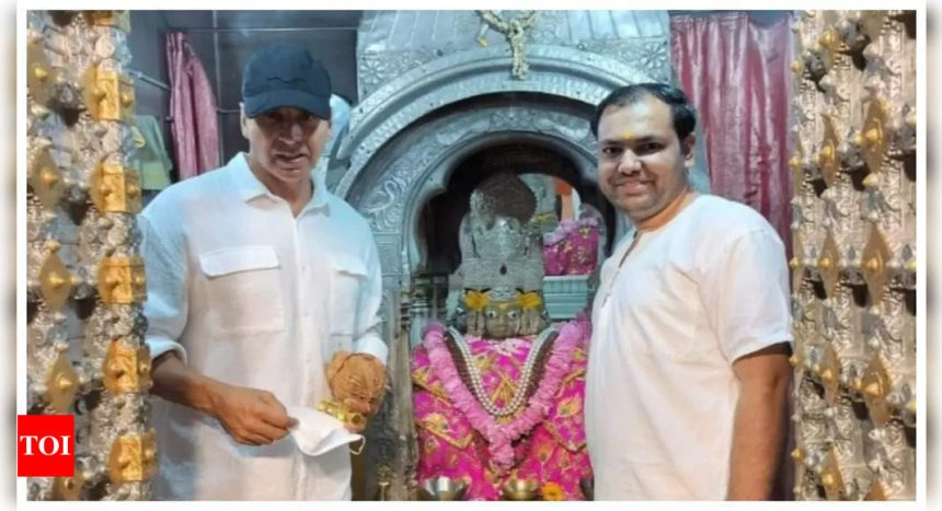 Akshay seeks blessings at Pushkar's Brahma temple