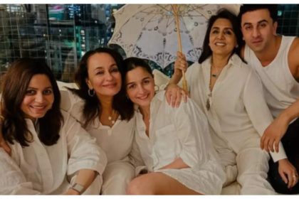 Alia Bhatt hosts Mother's Day celebration for Soni Razdan and Neetu Kapoor; shares heartwarming pic with Ranbir Kapoor and Shaheen Bhatt |