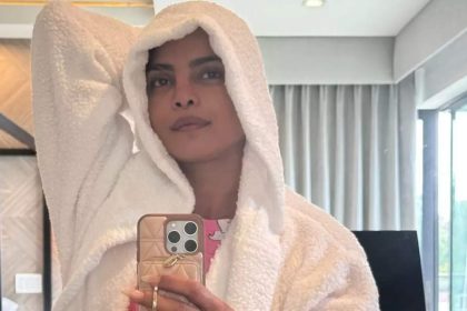 Priyanka Chopra Jonas no make-up morning selfie |