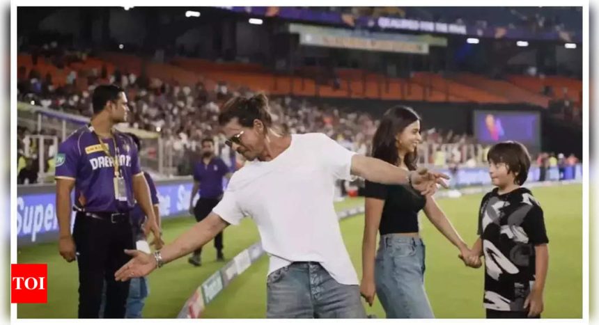 Shah Rukh Khan, Suhana and AbRam head to Chennai for KKR vs SRH IPL finale - Watch |