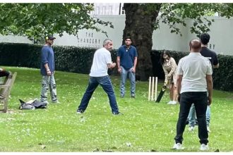 Shah Rukh Khan and Suhana Khan playing cricket with family in London |