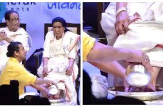 Sonu Nigam washes Asha Bhosle's feet with rose petals at the launch of her biography - WATCH viral video |