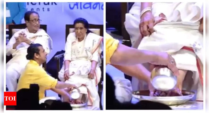 Sonu Nigam washes Asha Bhosle's feet with rose petals at the launch of her biography - WATCH viral video |