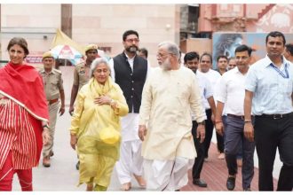 Abhishek Bachchan seeks blessings at Kashi Vishwanath temple in Varanasi without Aishwarya Rai and Aaradhya; Shweta and Jaya Bachchan join - See photos |