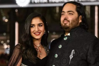 Anant Ambani and Radhika Merchant receive grand welcome in Jamnagar post their wedding | Hindi Movie News