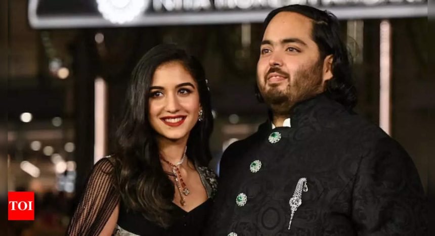 Anant Ambani and Radhika Merchant receive grand welcome in Jamnagar post their wedding | Hindi Movie News