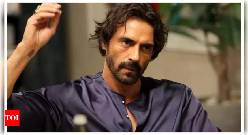 Arjun Rampal had to book another flight owing to Microsoft outage: 'I don’t know what has happened...' - WATCH video |