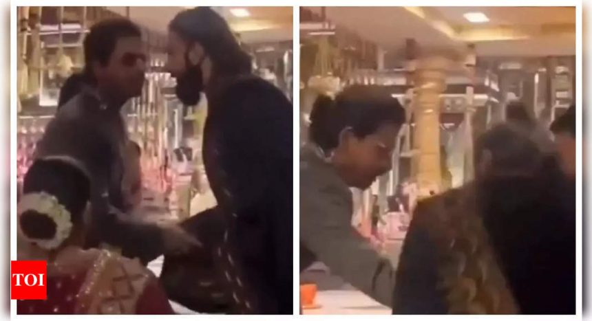 Highlight of the day! Shah Rukh Khan shares heartfelt moments with Deepika Padukone and Ranveer Singh - WATCH video | Hindi Movie News