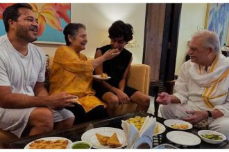 Meghna Gulzar shares endearing photo of parents Rakhee and Gulzar relishing 'samose and chai' on a rainy evening - See post |