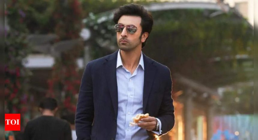 Ranbir Kapoor snapped as he steps out of clinic today | Hindi Movie News