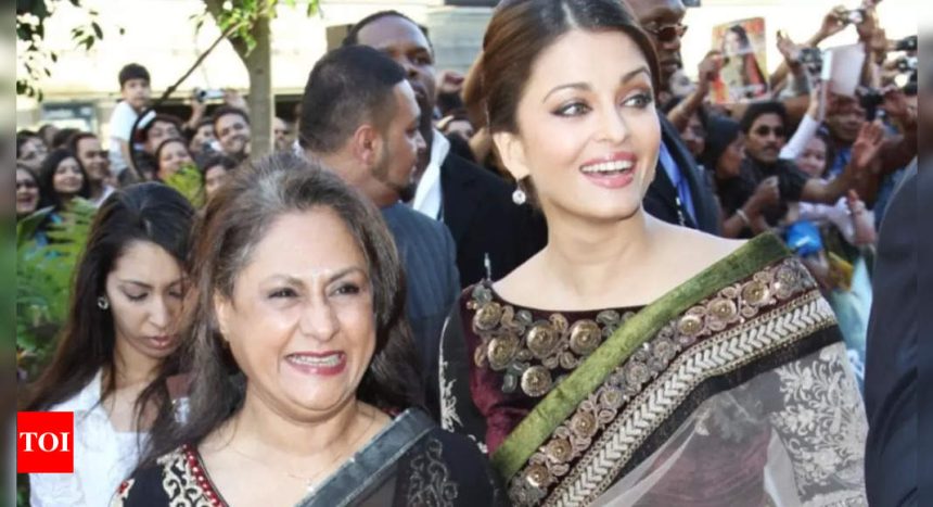 Throwback: When Aishwarya Rai Bachchan cheered for Jaya Bachchan's Lifetime Achievement Award | Hindi Movie News