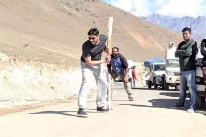 Sidharth Malhotra enjoys a game of cricket with Fawad Khan in a BTS video and fans cannot stop raving about their camaraderie - Video | Hindi Movie News