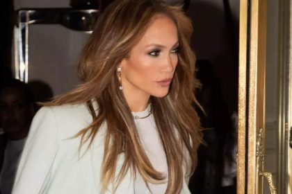 Jennifer Lopez finds joy amidst divorce drama; spotted dancing with daughter at mall |