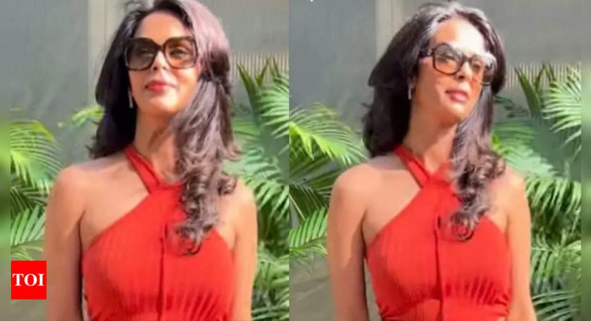 WATCH: Mallika Sherawat engages in a sassy banter with paparazzi; Says, '20 saal sey main industry mai hoon, mujhe pehli baar dekha?' | Hindi Movie News