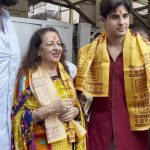 ​Sidharth Malhotra visits Siddhivinayak Temple with his mother; chants 'Ganpati Bappa Morya' - WATCH | Hindi Movie News