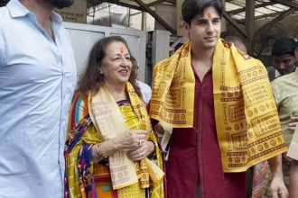 ​Sidharth Malhotra visits Siddhivinayak Temple with his mother; chants 'Ganpati Bappa Morya' - WATCH | Hindi Movie News