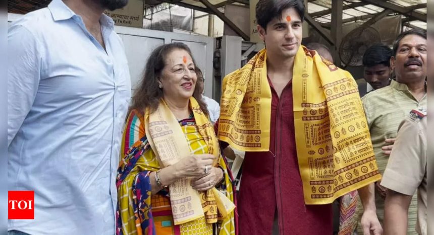 ​Sidharth Malhotra visits Siddhivinayak Temple with his mother; chants 'Ganpati Bappa Morya' - WATCH | Hindi Movie News