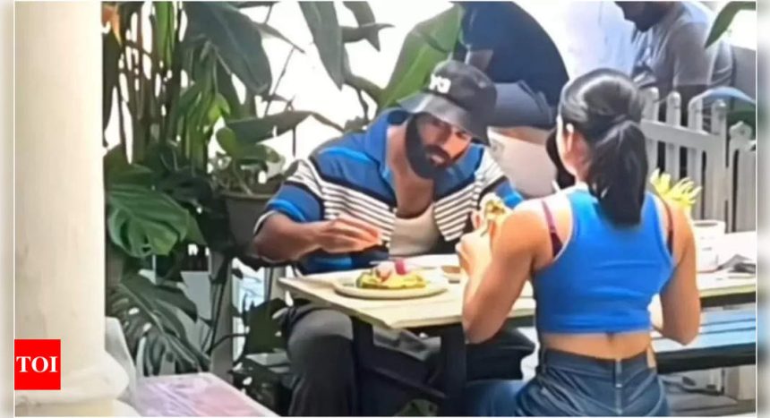 Rumoured couple Vijay Deverakonda and Rashmika Mandanna get spotted enjoying lunch together - Pic |