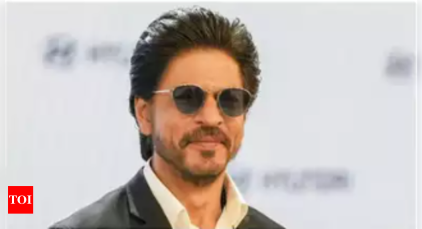 Shah Rukh Khan receives death threat: Police barricades surround Mannat, fans throng the superstar's house: video inside | Hindi Movie News