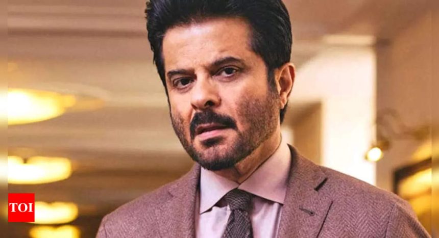 Anil Kapoor celebrates 68th birthday with paparazzi, cuts the cake | Hindi Movie News