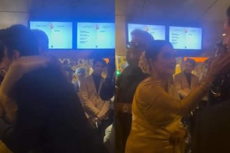 Rekha hugs Amitabh Bachchan's grandson Agastya Nanda at Raj Kapoor's 100th birth anniversary event; video goes viral | Hindi Movie News