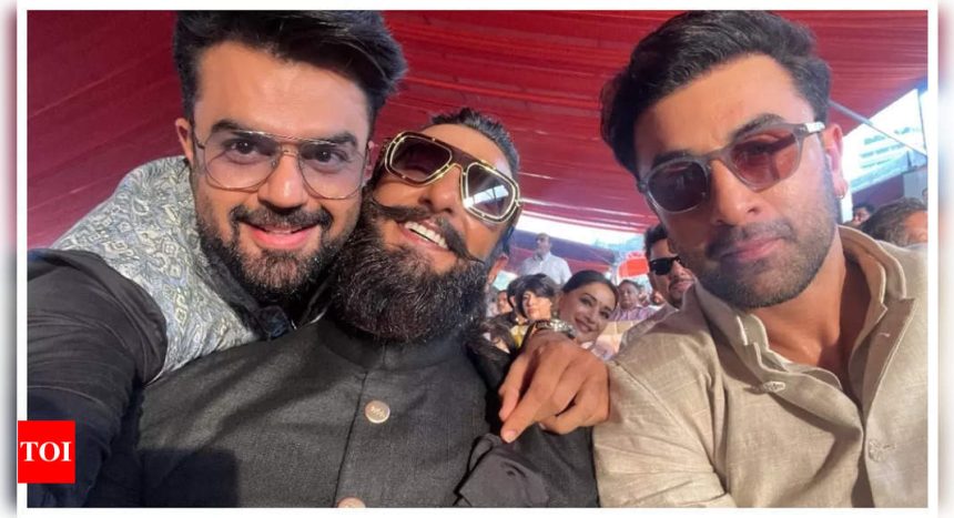 THIS photo of Madhuri Dixit photobombing Ranveer Singh and Ranbir Kapoor's selfie with Maniesh Paul is simple unmissable! |