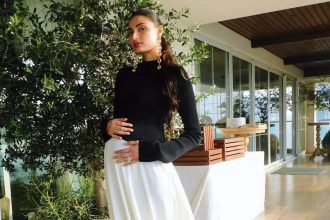 Athiya Shetty cradles her baby bump in new pictures, Suniel Shetty, Sobhita Dhulipala, Sonakshi Sinha, Aditi Rao Hydari shower blessings | Hindi Movie News