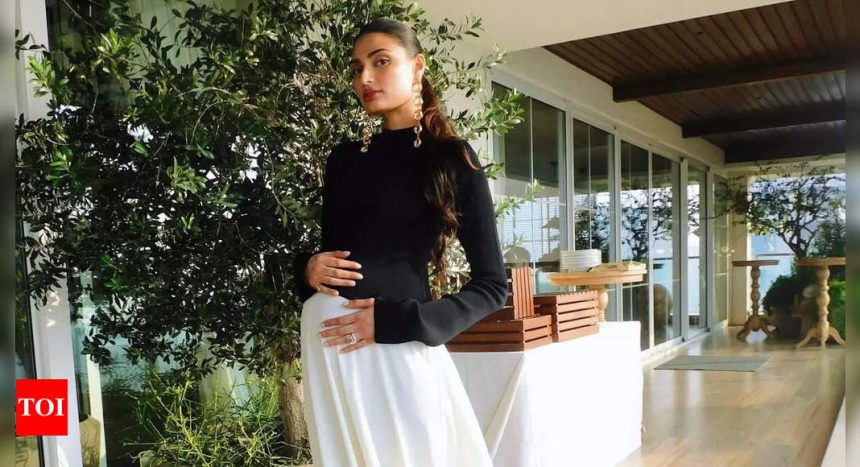 Athiya Shetty cradles her baby bump in new pictures, Suniel Shetty, Sobhita Dhulipala, Sonakshi Sinha, Aditi Rao Hydari shower blessings | Hindi Movie News