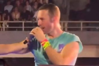 Chris Martin impresses Mumbai fans with Hindi, reads fan's sign aloud shouting 'Jai Shri Ram' at Coldplay concert: Watch videos