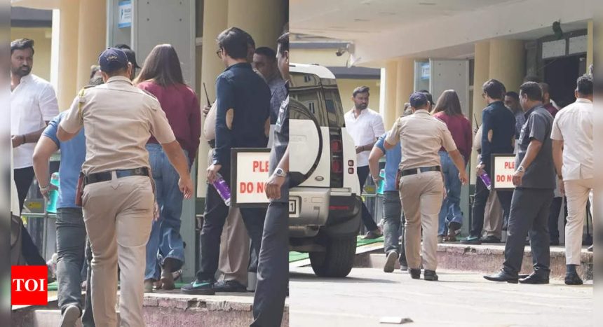 Kareena Kapoor Khan spotted at the hospital with police security as Saif Ali Khan recovers post surgery after attack on him: PICS | Hindi Movie News