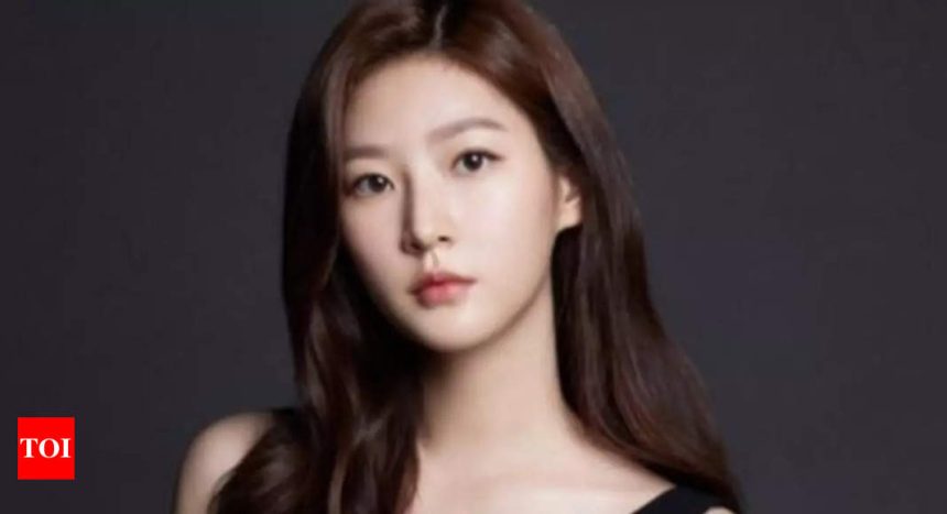 Kim Sae-ron's father breaks silence on her demise; blames YouTuber for the shocking incident