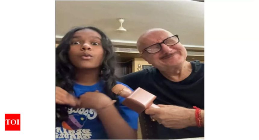 Anupam Kher shares a fun video with Satish Kaushik's daughter Vanshika on Holi: 'They are back' | Hindi Movie News