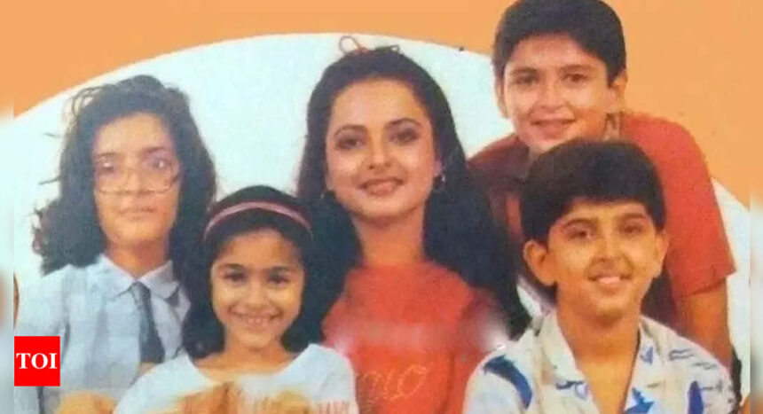 Rekha with Young Hrithik Roshan, Jugal Hansraj, Sunaina Roshan & Tanisha Mukerji - RARE PIC! | Hindi Movie News